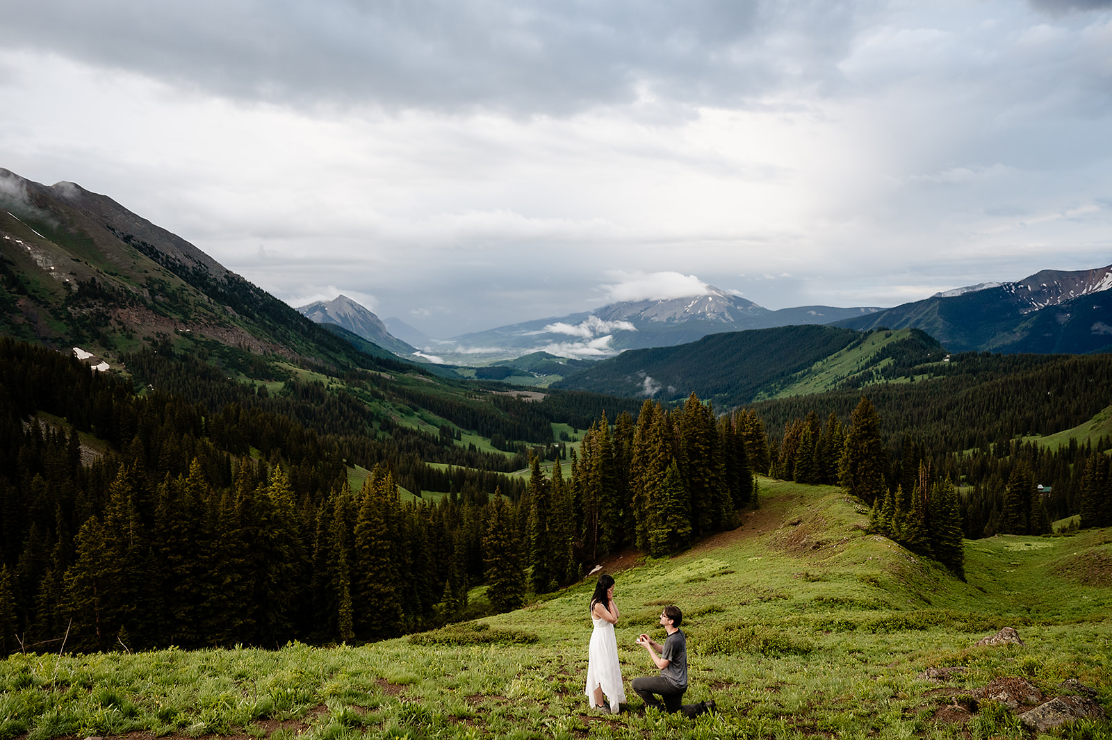 couple proposing in Colorado
